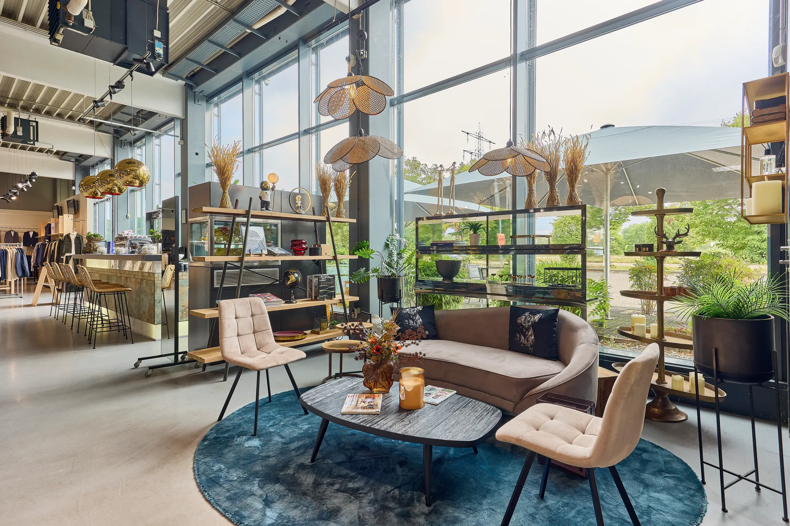 Concept Store Trendfabrik Brühl – Lounge und Kaffee-Bar auf der Verkaufsfläche