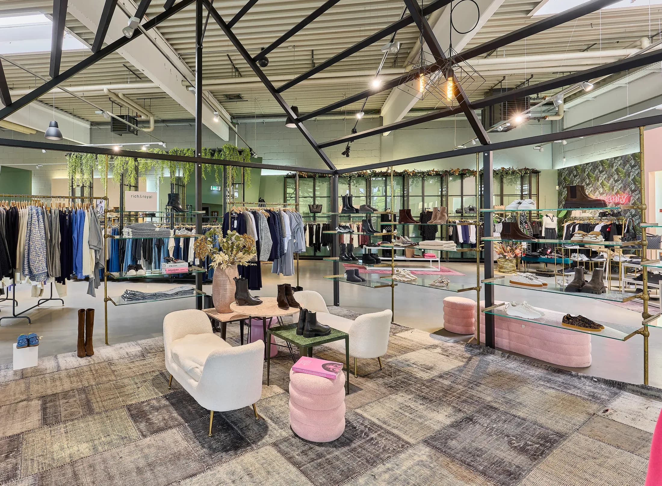 Damenmode- und Schuhbereich der Trendfabrik