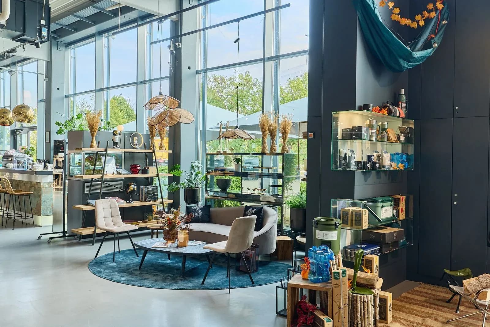 Weiter Blick über die Living-Lounge der Trendfabrik